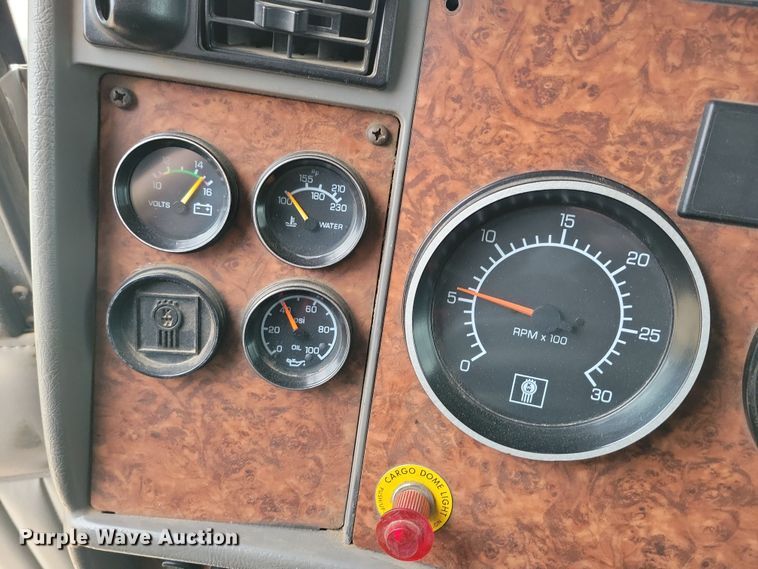 image for item NB9761 2003 Kenworth T800 box truck