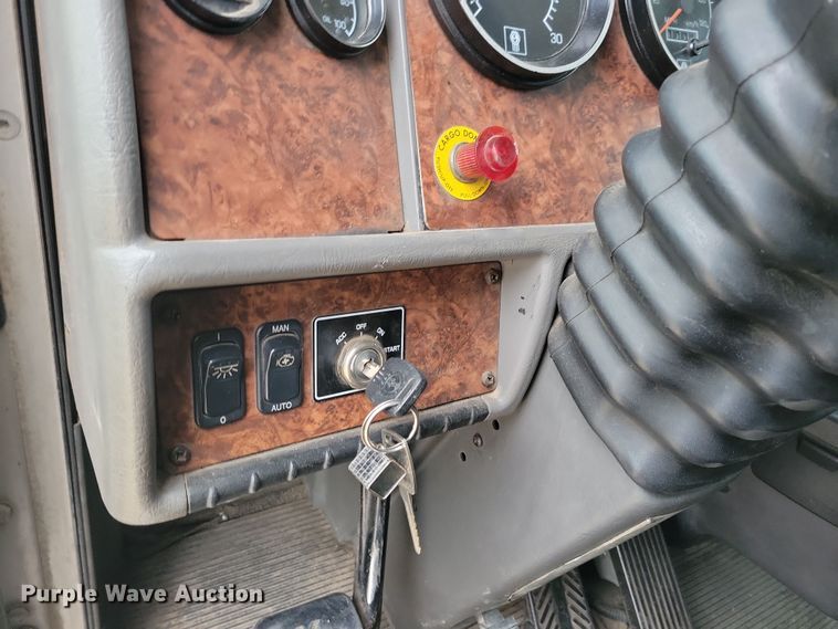 image for item NB9761 2003 Kenworth T800 box truck