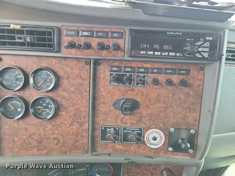 image for item NB9761 2003 Kenworth T800 box truck