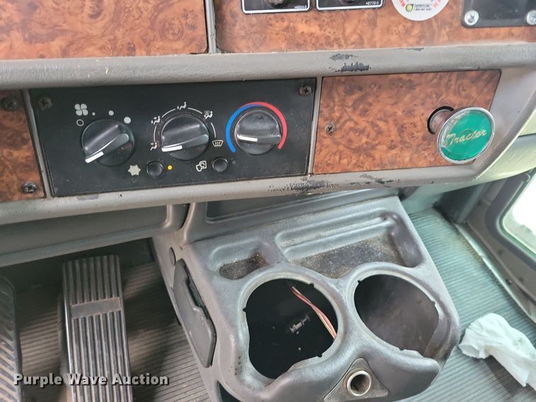 image for item NB9761 2003 Kenworth T800 box truck