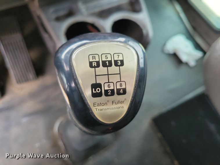 image for item NB9761 2003 Kenworth T800 box truck