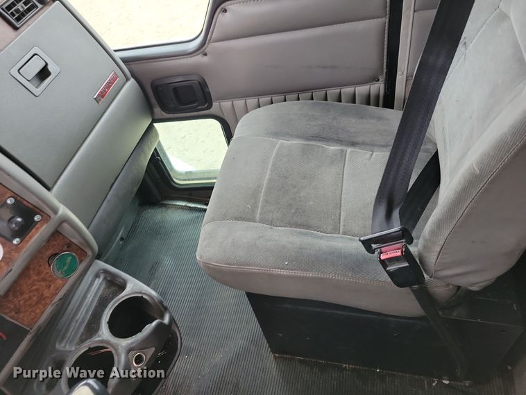 image for item NB9761 2003 Kenworth T800 box truck