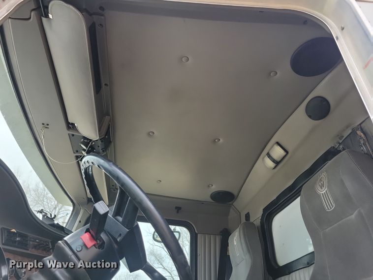 image for item NB9761 2003 Kenworth T800 box truck