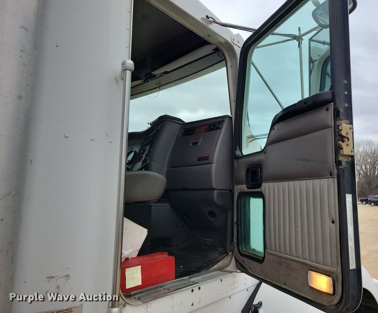 image for item NB9761 2003 Kenworth T800 box truck