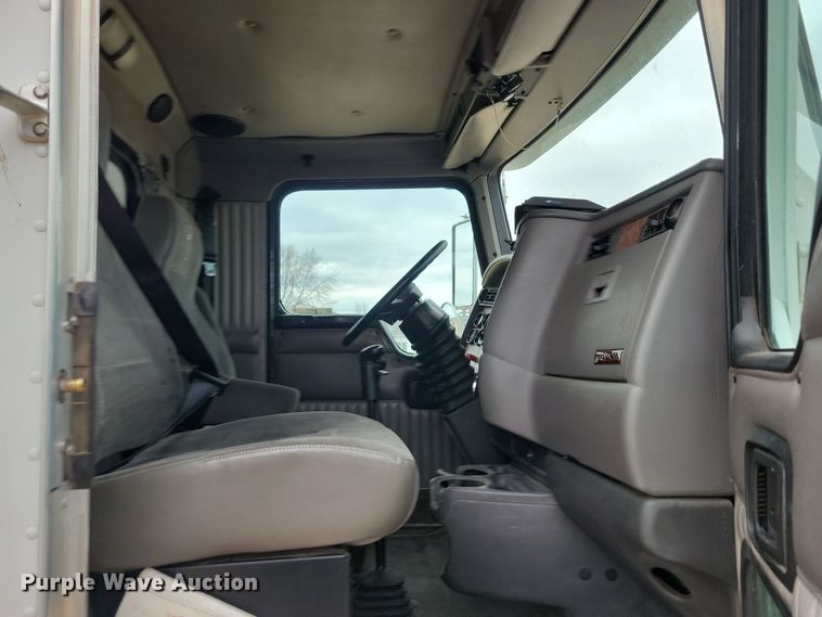 image for item NB9761 2003 Kenworth T800 box truck