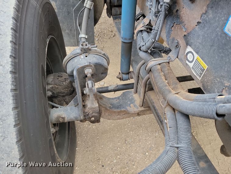 image for item NB9761 2003 Kenworth T800 box truck