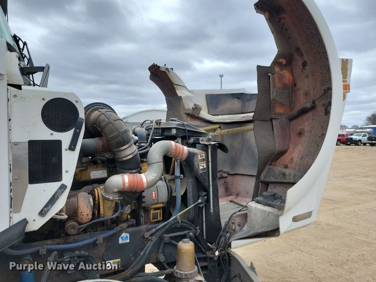 image for item NB9761 2003 Kenworth T800 box truck