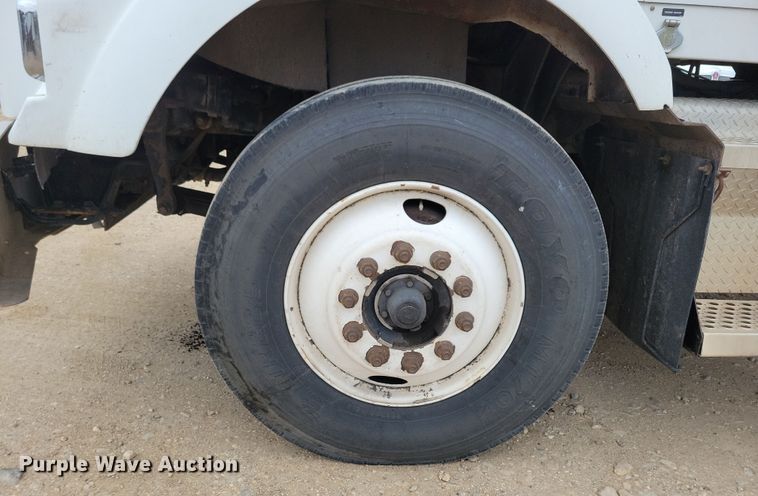 image for item NB9761 2003 Kenworth T800 box truck