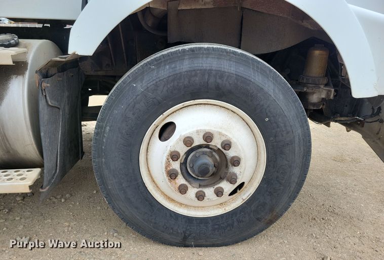 image for item NB9761 2003 Kenworth T800 box truck