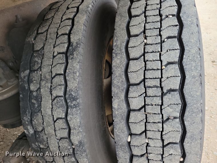 image for item NB9761 2003 Kenworth T800 box truck