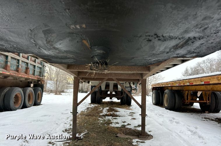 image for item NJ9738 2002 East XLS end dump trailer