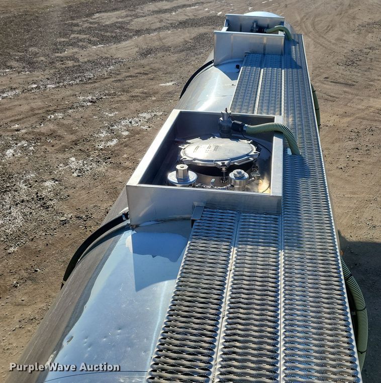 image for item OH9509 2000 Nova tank trailer