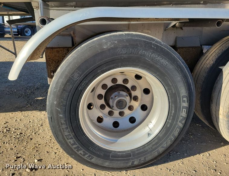 image for item OH9509 2000 Nova tank trailer