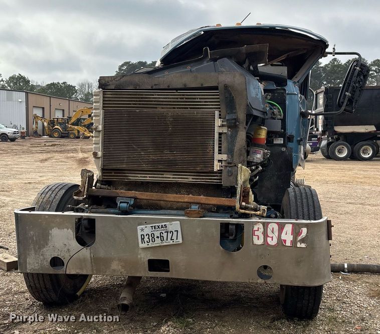 image for item OK9545 2005 Mack truck cab and chassis