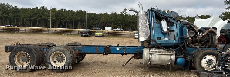 image for item OK9545 2005 Mack truck cab and chassis