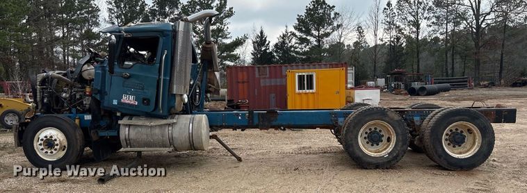 image for item OK9545 2005 Mack truck cab and chassis