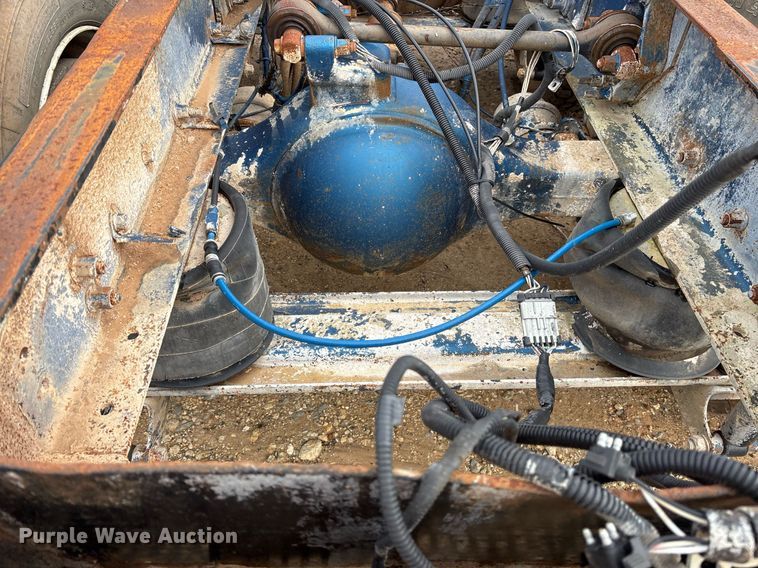 image for item OK9545 2005 Mack truck cab and chassis