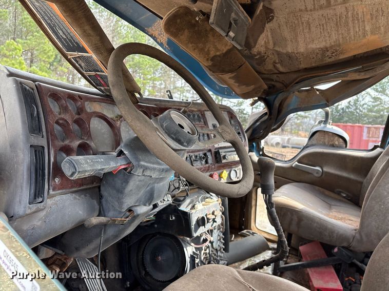 image for item OK9545 2005 Mack truck cab and chassis