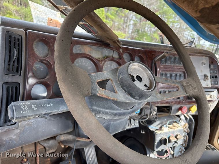 image for item OK9545 2005 Mack truck cab and chassis