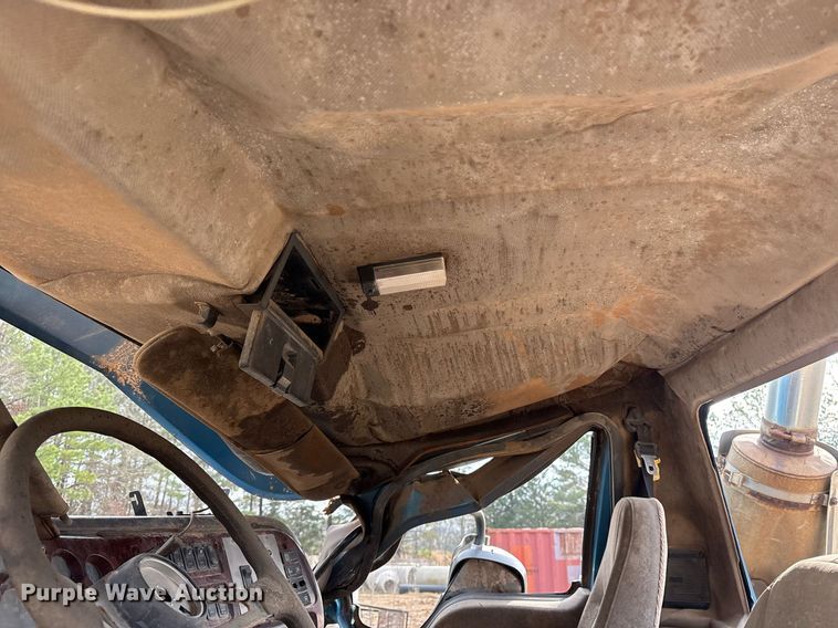 image for item OK9545 2005 Mack truck cab and chassis