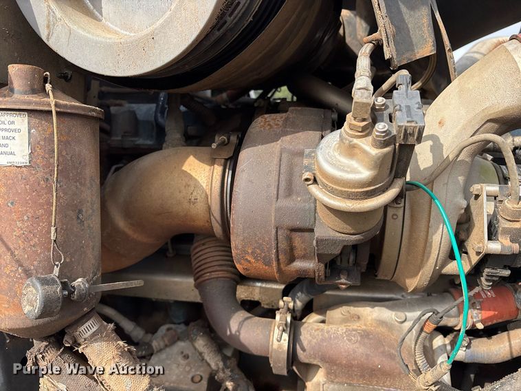 image for item OK9545 2005 Mack truck cab and chassis