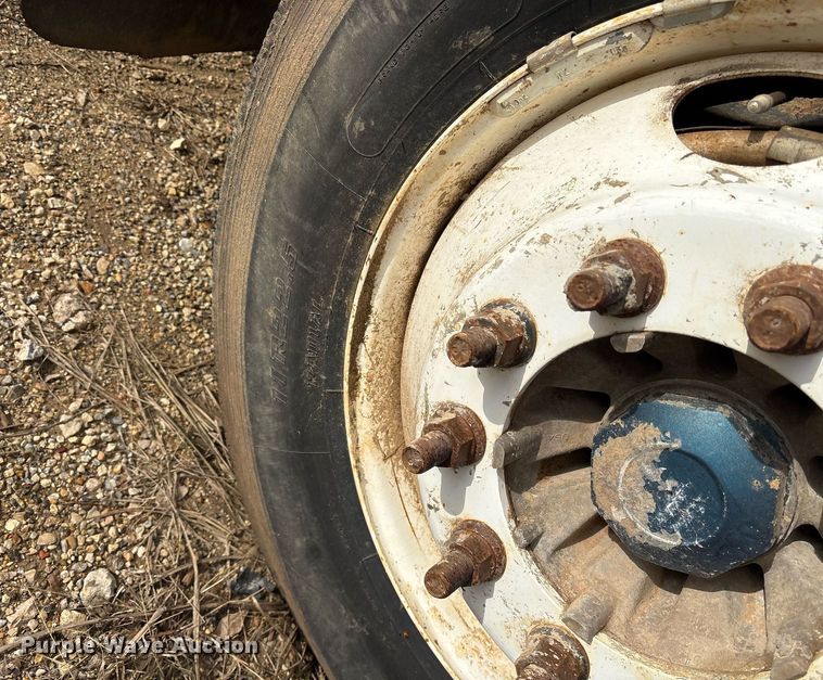 image for item OK9545 2005 Mack truck cab and chassis