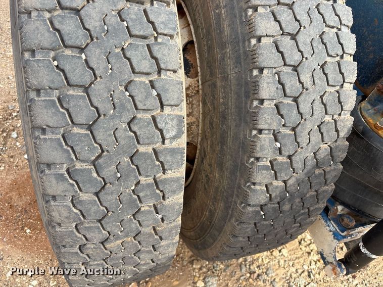 image for item OK9545 2005 Mack truck cab and chassis