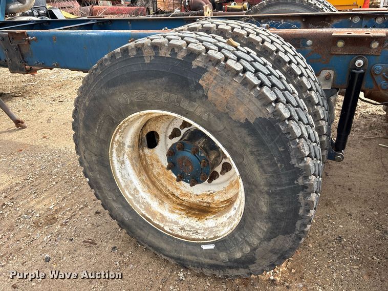 image for item OK9545 2005 Mack truck cab and chassis