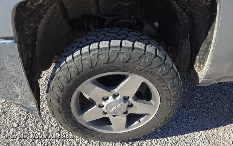 image for item DJ0850 2017 Chevrolet Silverado 2500HD Crew Cab pickup truck