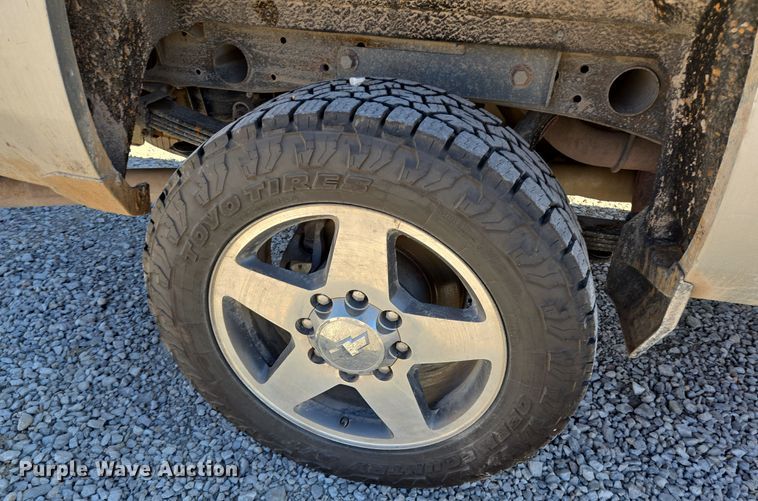 image for item DJ0850 2017 Chevrolet Silverado 2500HD Crew Cab pickup truck