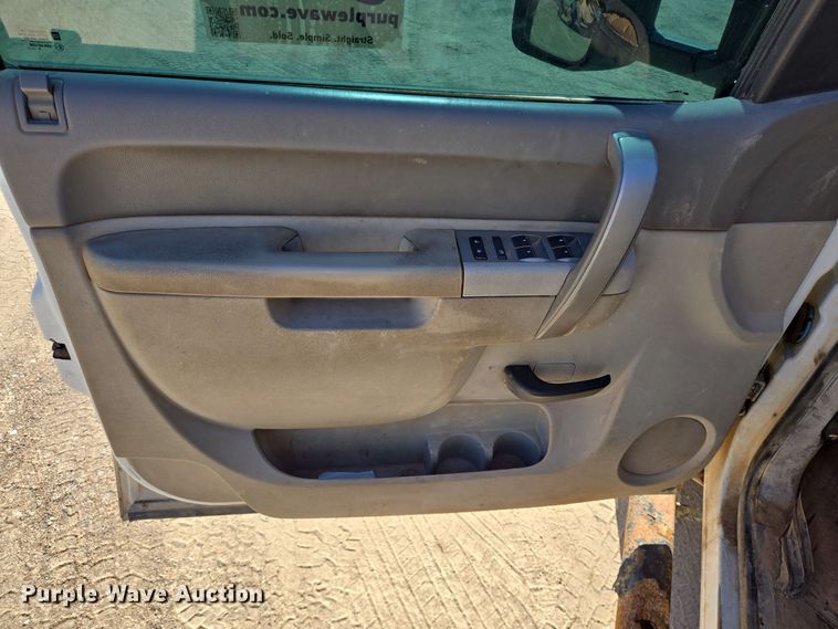 image for item DJ0874 2011 GMC Sierra 2500HD Crew Cab pickup truck