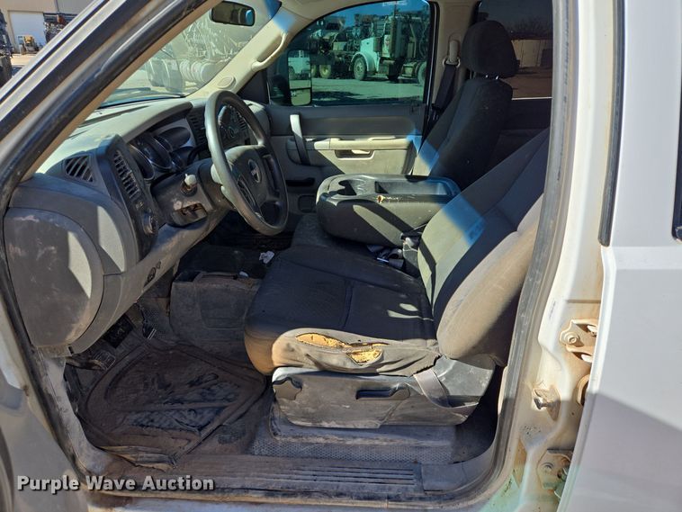 image for item DJ0874 2011 GMC Sierra 2500HD Crew Cab pickup truck