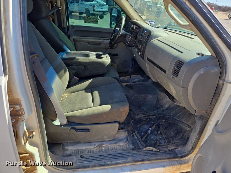 image for item DJ0874 2011 GMC Sierra 2500HD Crew Cab pickup truck