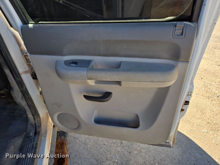 image for item DJ0874 2011 GMC Sierra 2500HD Crew Cab pickup truck