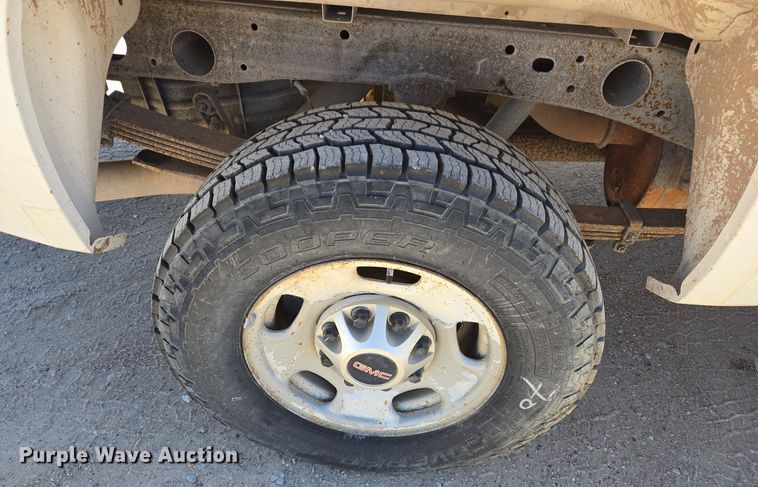 image for item DJ0874 2011 GMC Sierra 2500HD Crew Cab pickup truck