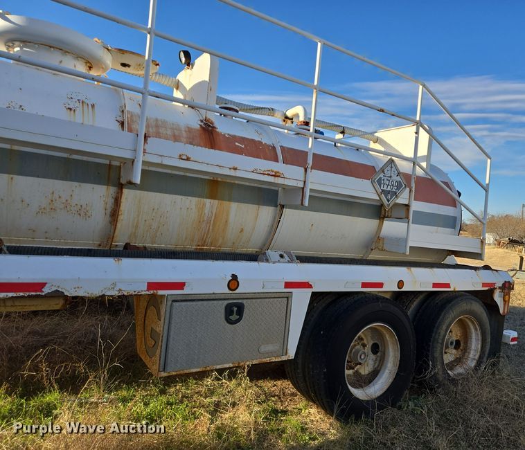 image for item DJ0879 2011 Galyean AT5000 acid tank trailer