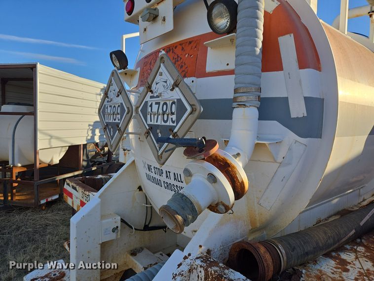 image for item DJ0879 2011 Galyean AT5000 acid tank trailer