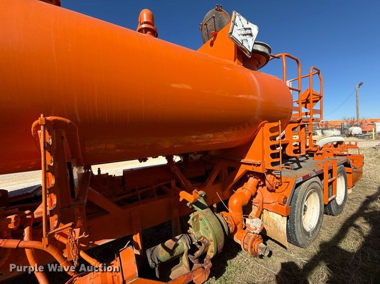 image for item DJ0880 2000 International 9100i oilfield acidizing pump truck