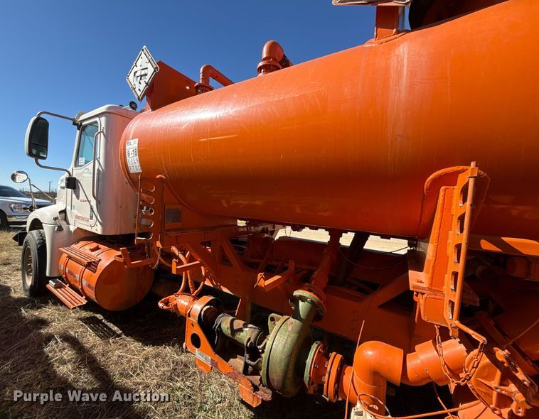 image for item DJ0880 2000 International 9100i oilfield acidizing pump truck