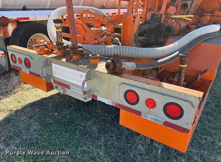 image for item DJ0880 2000 International 9100i oilfield acidizing pump truck