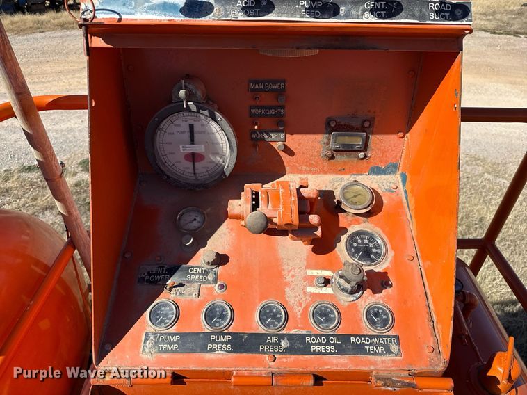 image for item DJ0880 2000 International 9100i oilfield acidizing pump truck