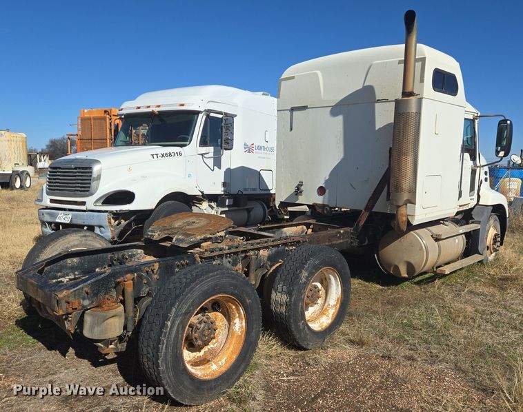 image for item DJ0882 2006 Mack CXN613 semi truck
