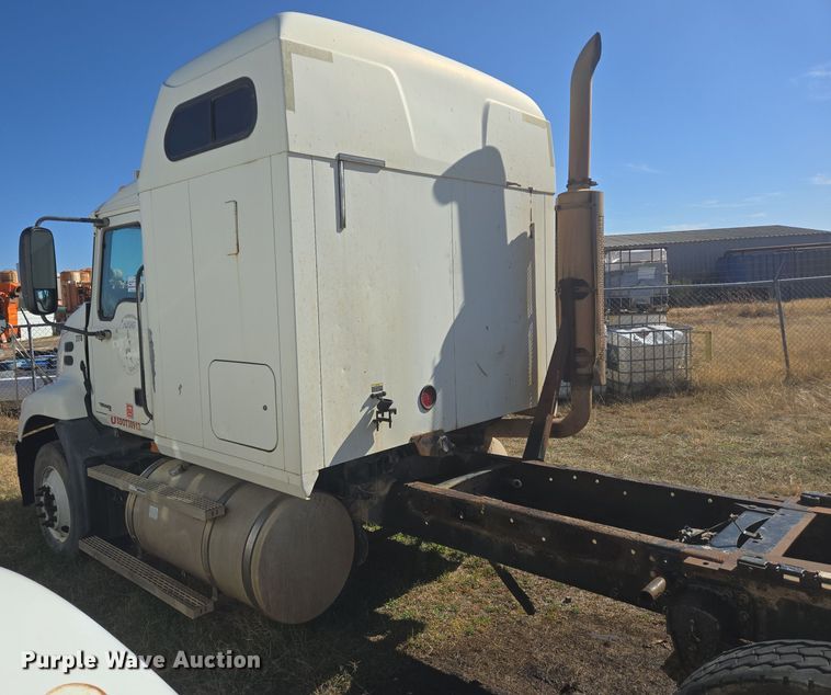 image for item DJ0882 2006 Mack CXN613 semi truck