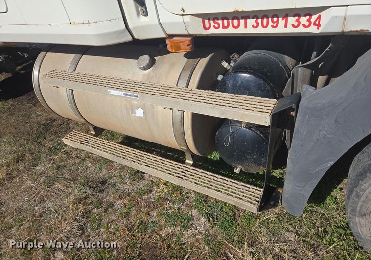 image for item DJ0882 2006 Mack CXN613 semi truck