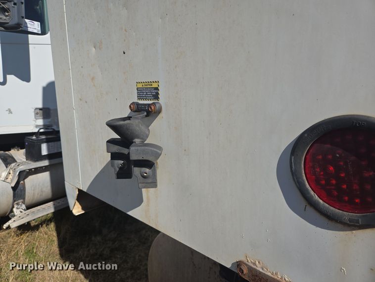 image for item DJ0882 2006 Mack CXN613 semi truck