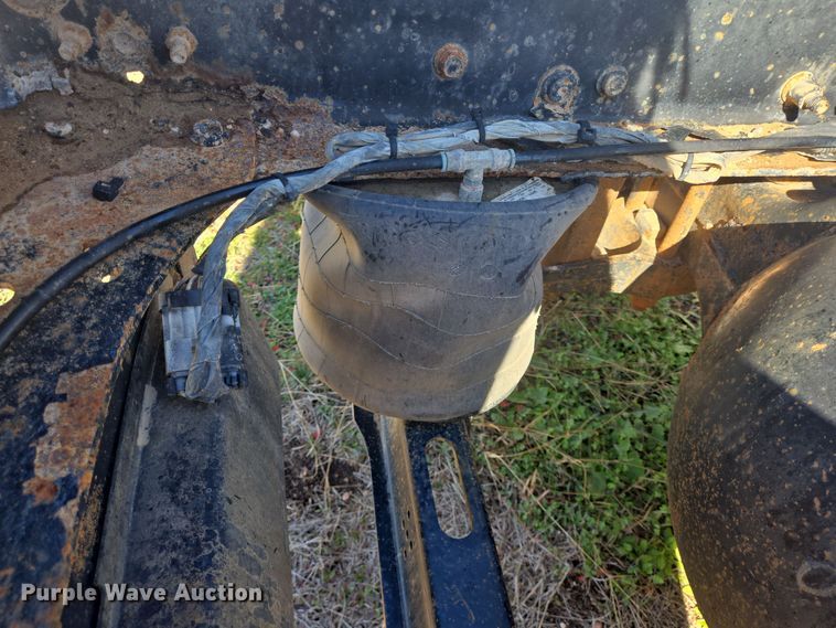 image for item DJ0882 2006 Mack CXN613 semi truck