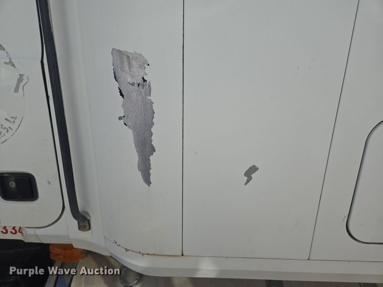 image for item DJ0882 2006 Mack CXN613 semi truck