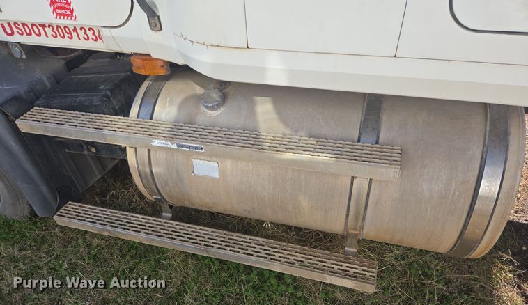 image for item DJ0882 2006 Mack CXN613 semi truck