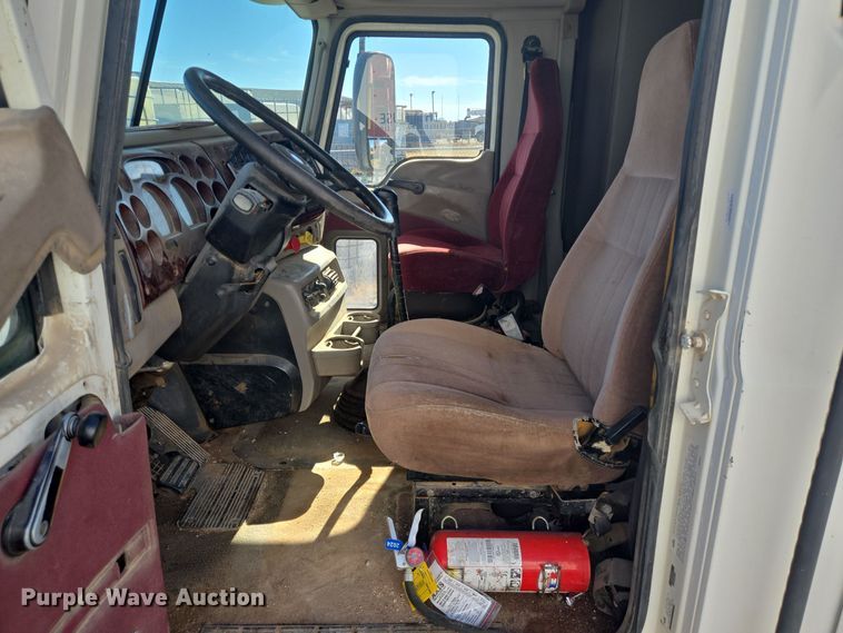 image for item DJ0882 2006 Mack CXN613 semi truck