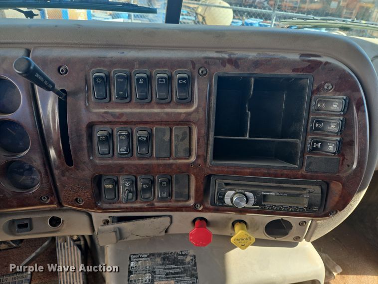 image for item DJ0882 2006 Mack CXN613 semi truck